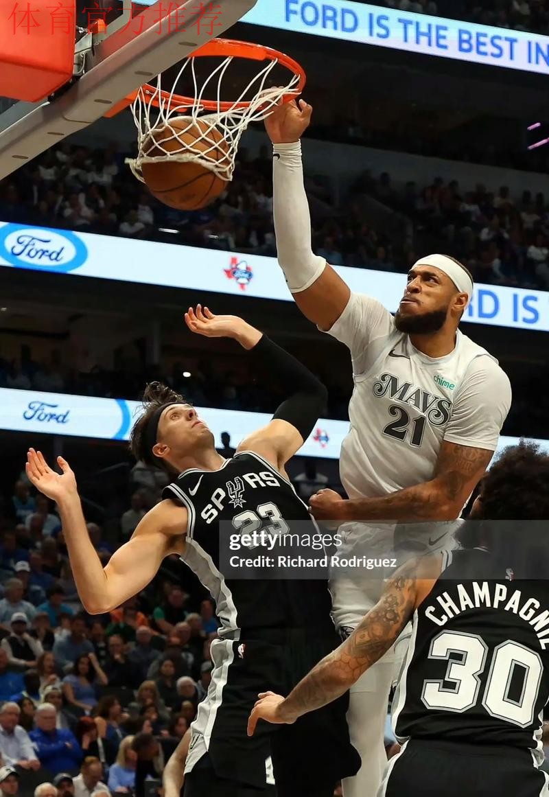 加福德出战13分钟,投篮1中1得到2分2篮板2助攻1抢断1盖帽 加福德出战13分钟,投篮1中1得到2分2篮板2助攻1抢断1盖帽